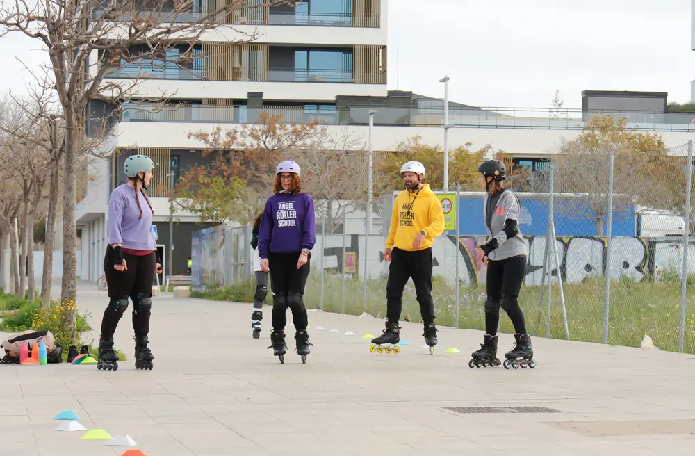 Grupo de adultos disfrutando de una clase de patinaje