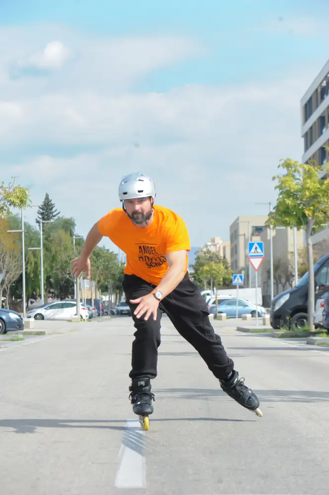 Ángel demostrando una técnica avanzada de patinaje