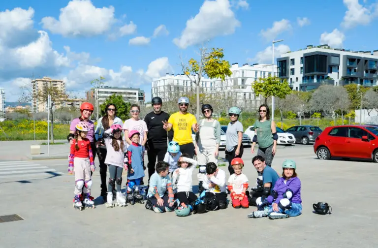 familia-participando-clase-patinaje