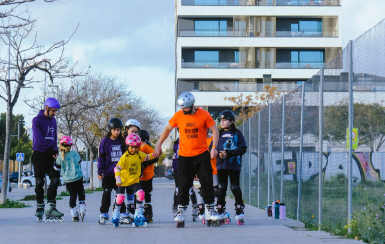 Niños disfrutando de una clase de patinaje en grupo