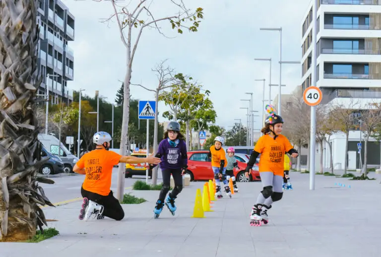 Niños patinando en una pista mientras son supervisados por Ángel